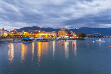 Schweiz, Vevey, Genfersee, Stadtbild in der Abenddämmerung - WDF002922