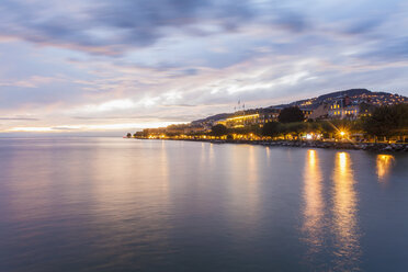 Schweiz, Vevey, Genfersee, Stadtbild in der Abenddämmerung - WDF002924