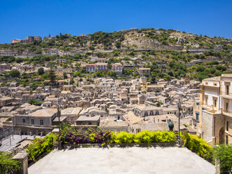 Italien, Sizilien, Blick auf Modica - AMF003782