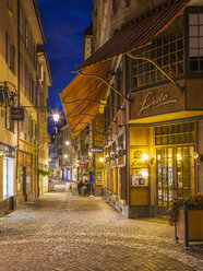 Schweiz, Vevey, Rue du Lac, Restaurants und Geschäfte bei Nacht - WD002940