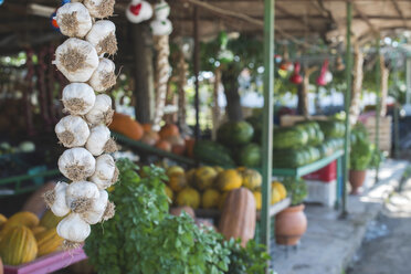 Griechenland, Knoblauchzopf an einem Gemüsestand auf dem Markt - DEGF000166