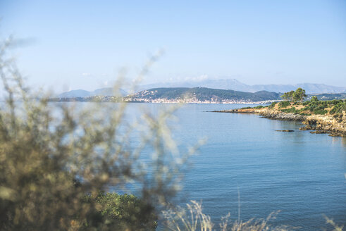 Griechenland, Gythio, Blick auf die Küste - DEGF000174