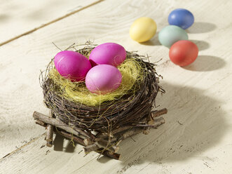 Ostern, Osternest mit bunten Eiern - SRSF000567