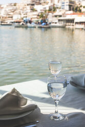 Griechenland, Athen, Piräus, gedeckter Tisch im Restaurant am Hafen - DEGF000154