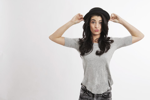 Porträt einer jungen Frau mit Bowlerhut, lizenzfreies Stockfoto