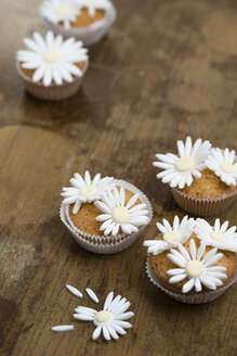 Tassenkuchen mit weißen Zuckerblüten - MYF000891