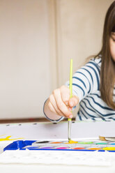 Mädchen malt mit Aquarellfarben - LVF002836