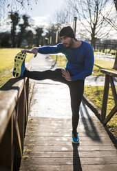 Spanien, Gijon, Sportler beim Stretching im Park - MGOF000127