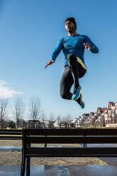 Spanien, Gijon, Sportler springt über Parkbank - MGOF000125
