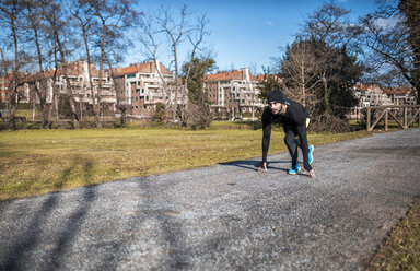 Spanien, Gijon, Läufer in Startposition im Park - MGOF000115