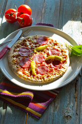 Salami-Pizza mit Chili-Paprika - MAEF009731