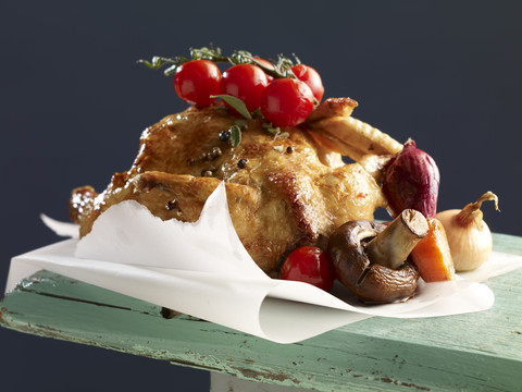 Brathähnchen mit gebratenem Gemüse, lizenzfreies Stockfoto