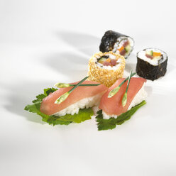 Verschiedene Sushi auf weißem Grund - SRSF000541