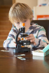 Junge mit Mikroskop zu Hause - SARF001354