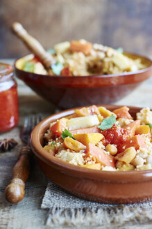 Couscous mit Gemüse, darunter Karotten, Pastinaken, Kürbis, Schalotten, Aprikosen und Kichererbsen - HAWF000642