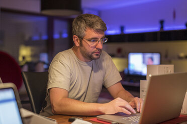 Man using laptop at desk - SHKF000254