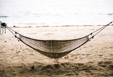 Philippines, Palawan, hammock on a beach near El Nido - GEMF000046