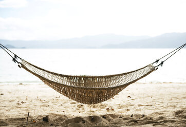 Philippinen, Palawan, Hängematte am Strand bei El Nido - GEMF000045