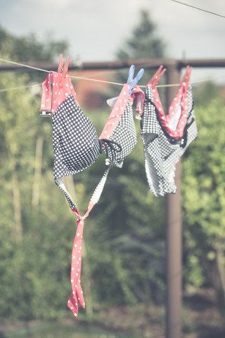 Bikini trocknet auf der Wäscheleine, lizenzfreies Stockfoto