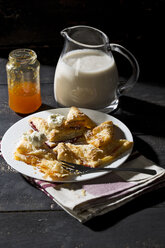 Puff pastry turnovers with apricot jam and whipped cream - MAEF009723