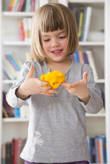 Kleines Mädchen mit gelber Knetmasse - LVF002843