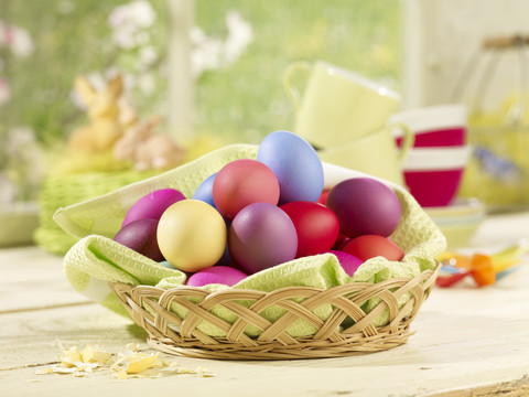 Ostern, Osternest, Korb mit bunten Eiern, lizenzfreies Stockfoto