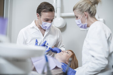 Dentist giving patient injection - ZEF003893