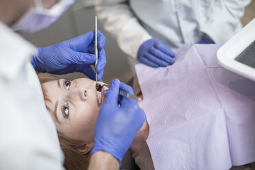 Zahnarzt bei einer Routineuntersuchung für seinen Patienten - ZEF003898