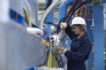 Techniker bei der Arbeit in der Fabrikhalle - SGF001330