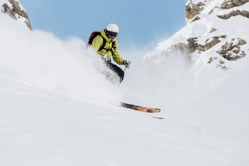 Österreich, Tirol, Arlberg, Junger Mann beim Freeskiing in den Bergen - SOF000001