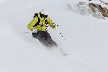 Österreich, Tirol, Arlberg, Junger Mann beim Freeskiing in den Bergen - SOF000002