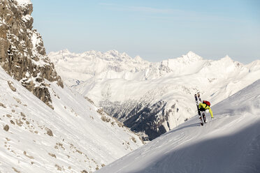 Österreich, Tirol, Arlberg, Junger Mann beim Freeskiing in den Bergen - SOF000004