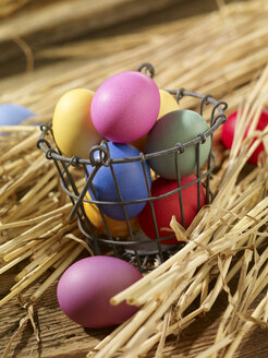 Multicolored Easter eggs on straw - SRSF000577