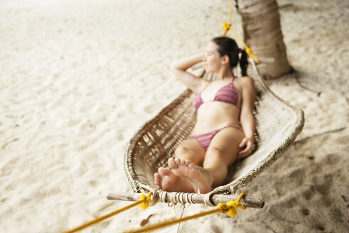 Philippines, Palawan, woman relaxing in a hammock near El Nido - GEMF000052