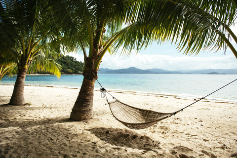 Philippinen, Palawan, Hängematte und Palmen an einem Strand bei El Nido, lizenzfreies Stockfoto