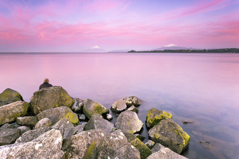 Chile, Los Lagos, Puerto Varas, Vulcano Osorno and coast at twilight - FPF000027