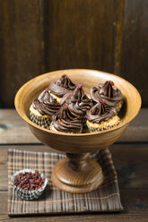 Mini-Cupcakes mit Schokoladen-Ganache und Berberitzen - MYF000893