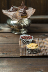 Mini-Muffin und Muffinpapierbecher mit Berberitzen - MYF000896