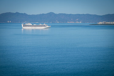 Mexico, Puerto Vallarta, cruise ship approaching the port - ABAF001634