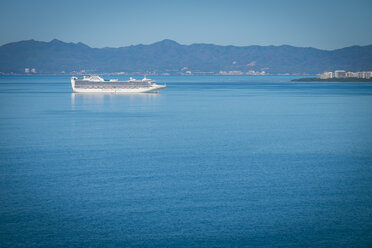 Mexiko, Puerto Vallarta, Kreuzfahrtschiff beim Einlaufen in den Hafen - ABAF001634