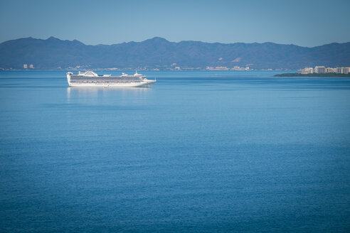 Mexiko, Puerto Vallarta, Kreuzfahrtschiff beim Einlaufen in den Hafen - ABAF001634