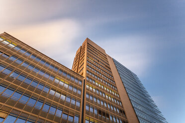 Deutschland, Berlin, modernes Bürogebäude am frühen Abend - ZMF000364