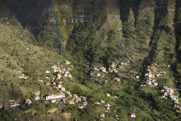 Spanien, Kanarische Inseln, La Gomera, Valle Gran Rey, Blick vom Mirador Cesar Manrique, Regenbogen über dem Dorf - SIEF006479