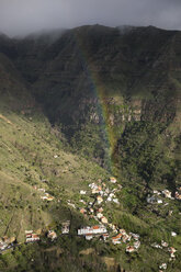 Spanien, Kanarische Inseln, La Gomera, Valle Gran Rey, Blick vom Mirador Cesar Manrique, Regenbogen über dem Dorf - SIEF006480