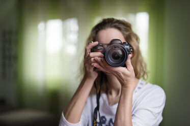 Frau, die ein Foto mit ihrer Kamera macht - FRF000198