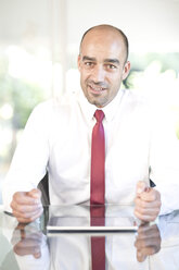 Porträt eines Geschäftsmannes mit roter Krawatte - ZEF003699