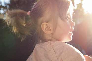 Profile of little girl with ponytail at backlight - SHKF000257