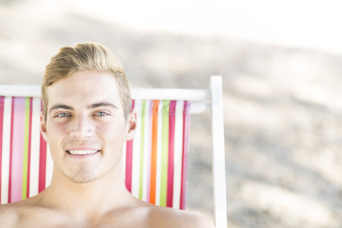 Porträt eines jungen Mannes im Strandkorb - ZEF004618