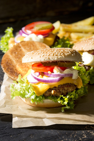 Hausgemachte Cheeseburger mit Pommes frites, lizenzfreies Stockfoto