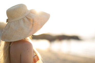 Young woman wearing summer hat on the beach - ZEF004628
